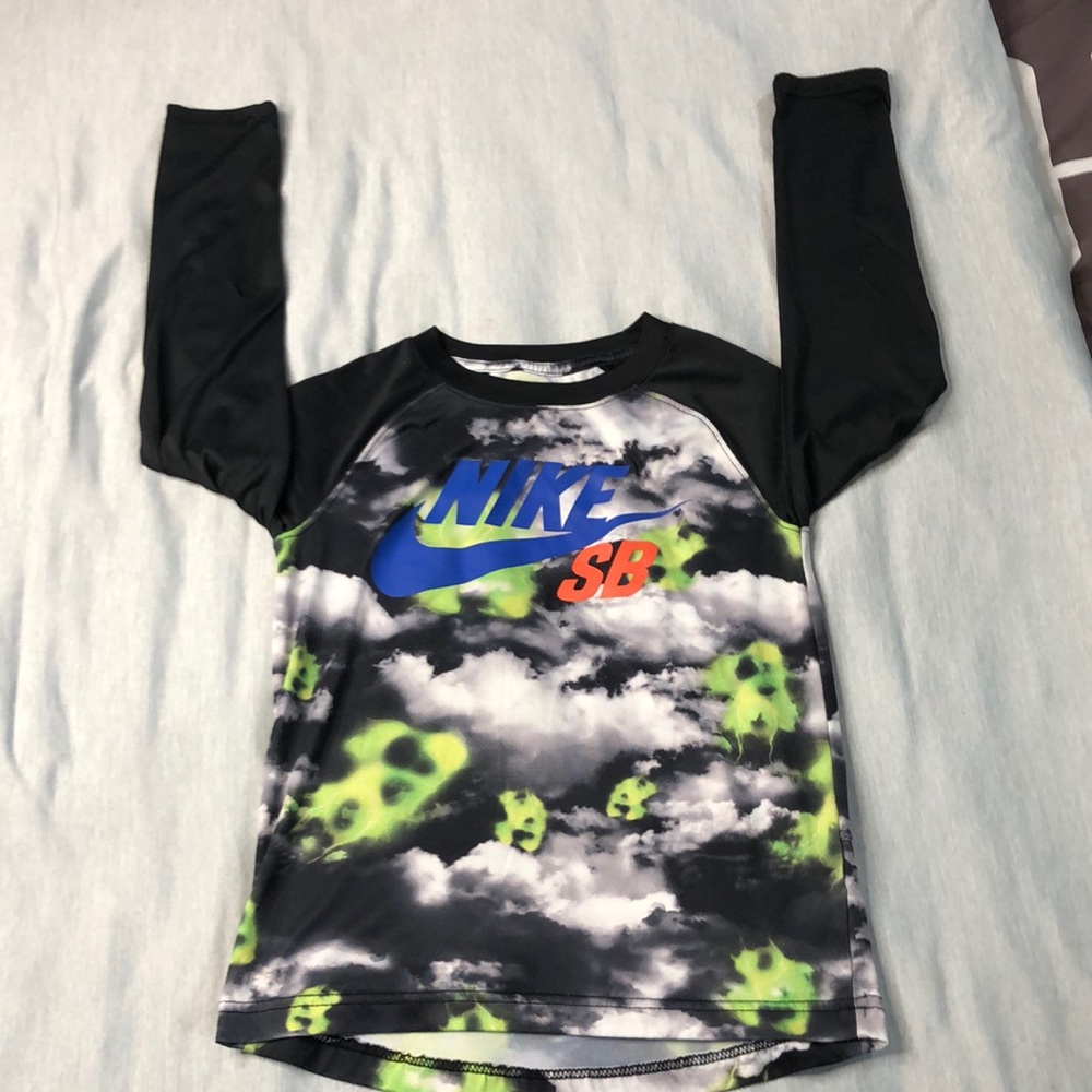 Small Nike SB l/s tee *hole in sleeve*